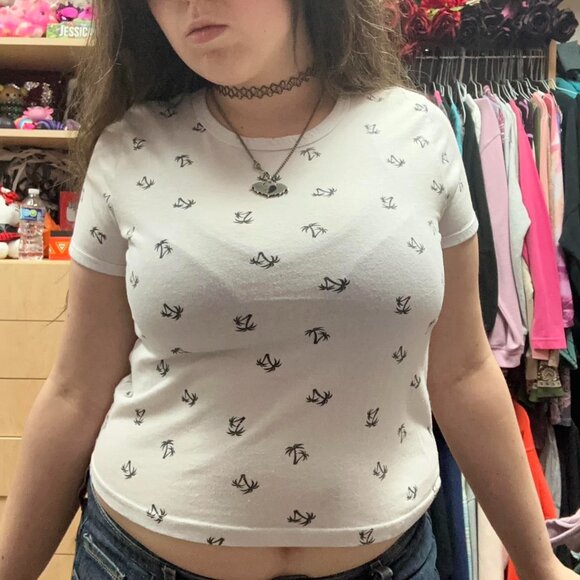 White crop top with a palm tree pattern all over!! - Picture 1 of 5